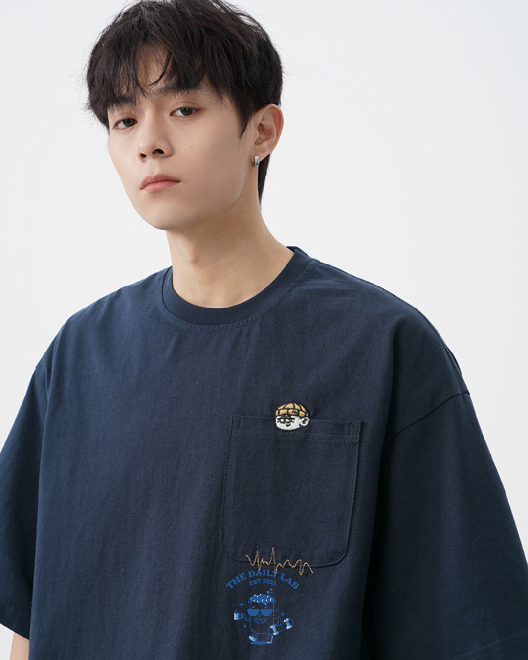 Pocketed Embroidery Relaxed Tee in Navy
