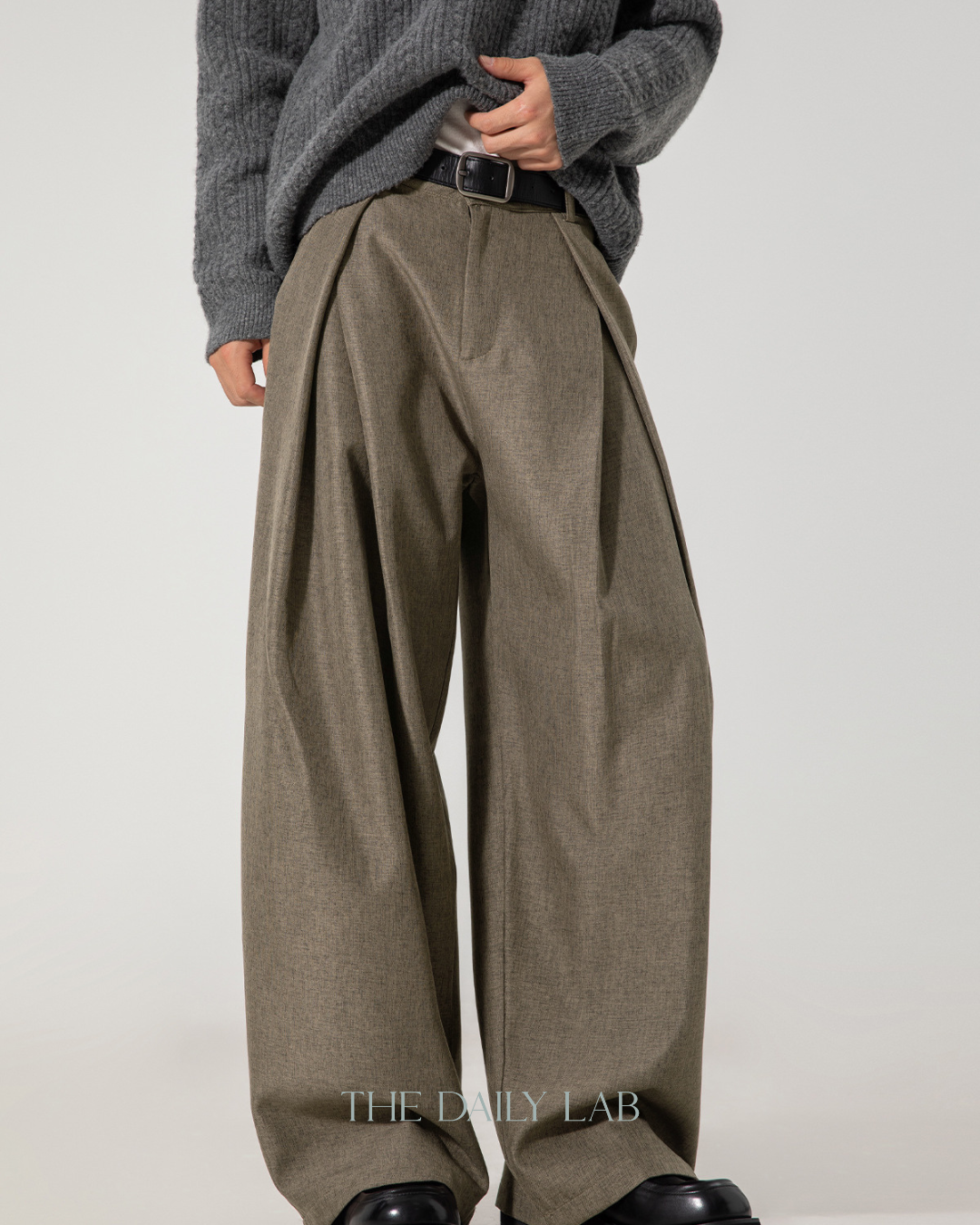 Cross-Pleated Pants in Brown