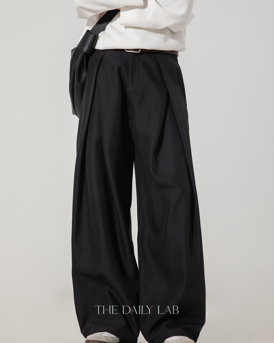 Cross-pleated design drapey casual dress pants In Black