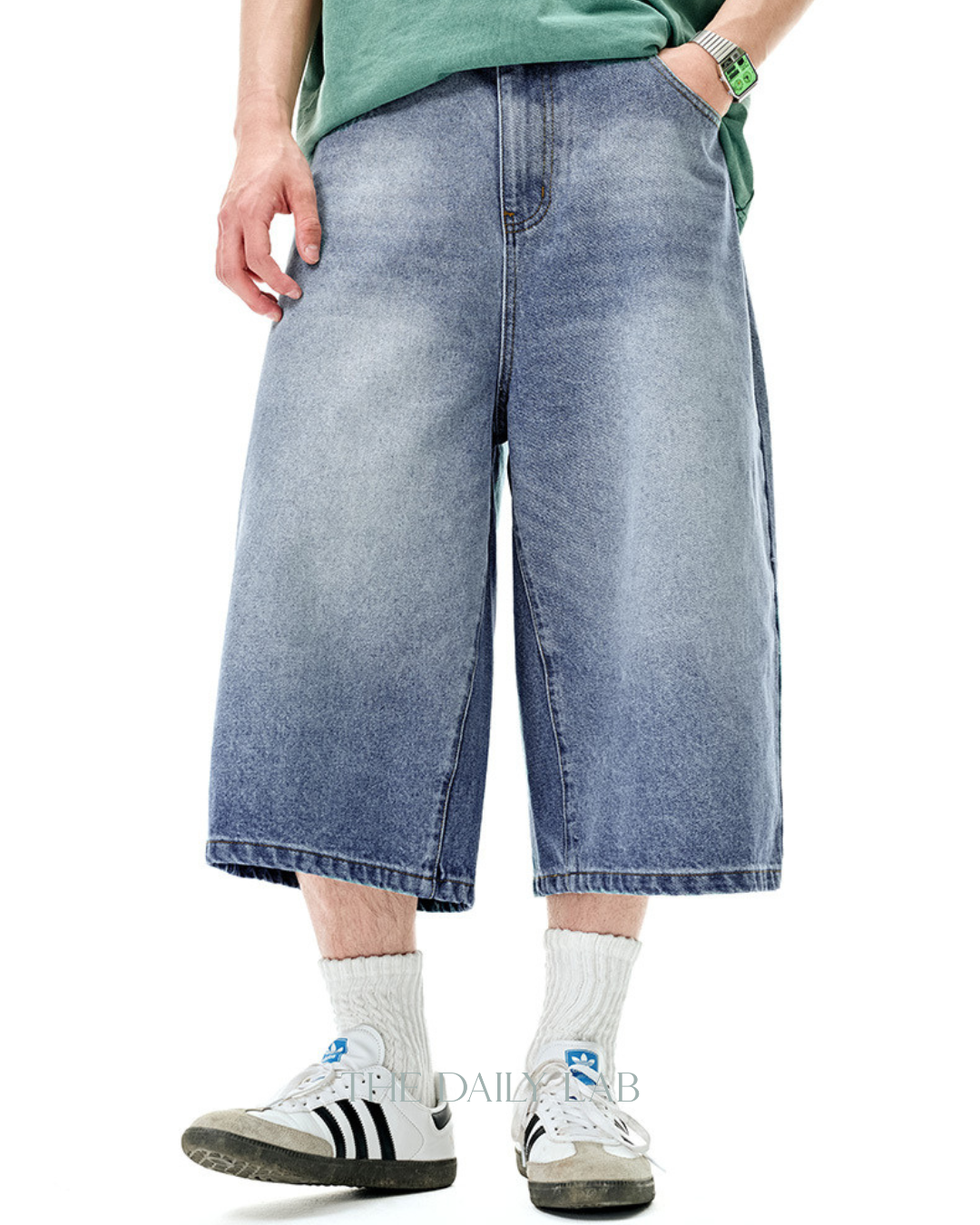 Distressed Cropped Denim Pants in Light Blue