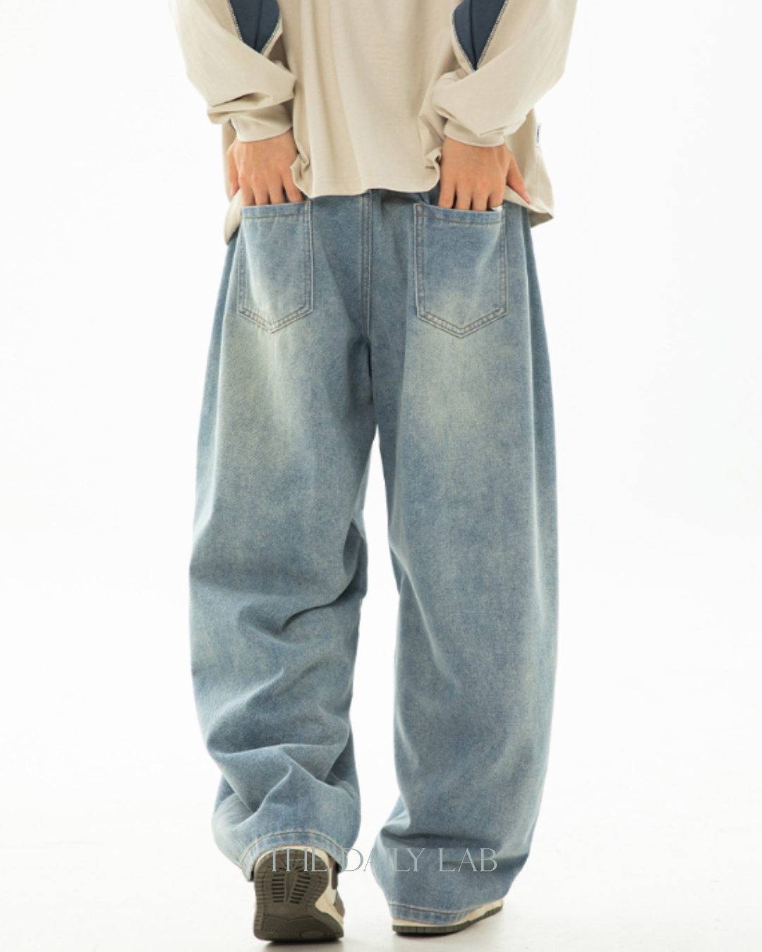 Vintage Washed Curved-Cut Jeans in Blue