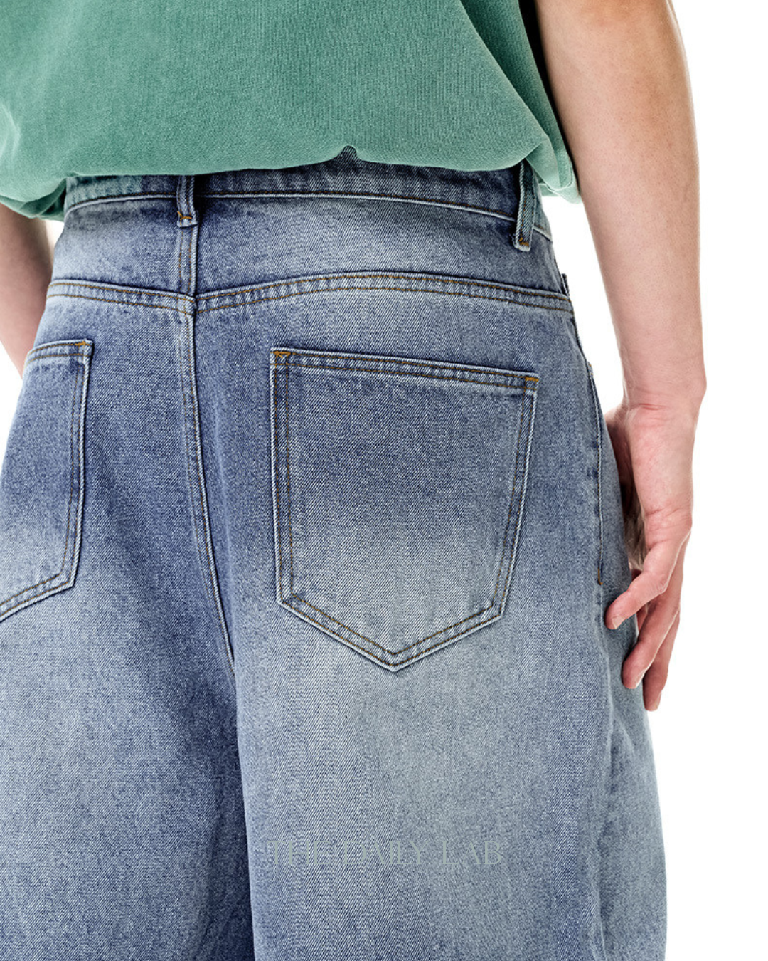 Distressed Cropped Denim Pants in Light Blue