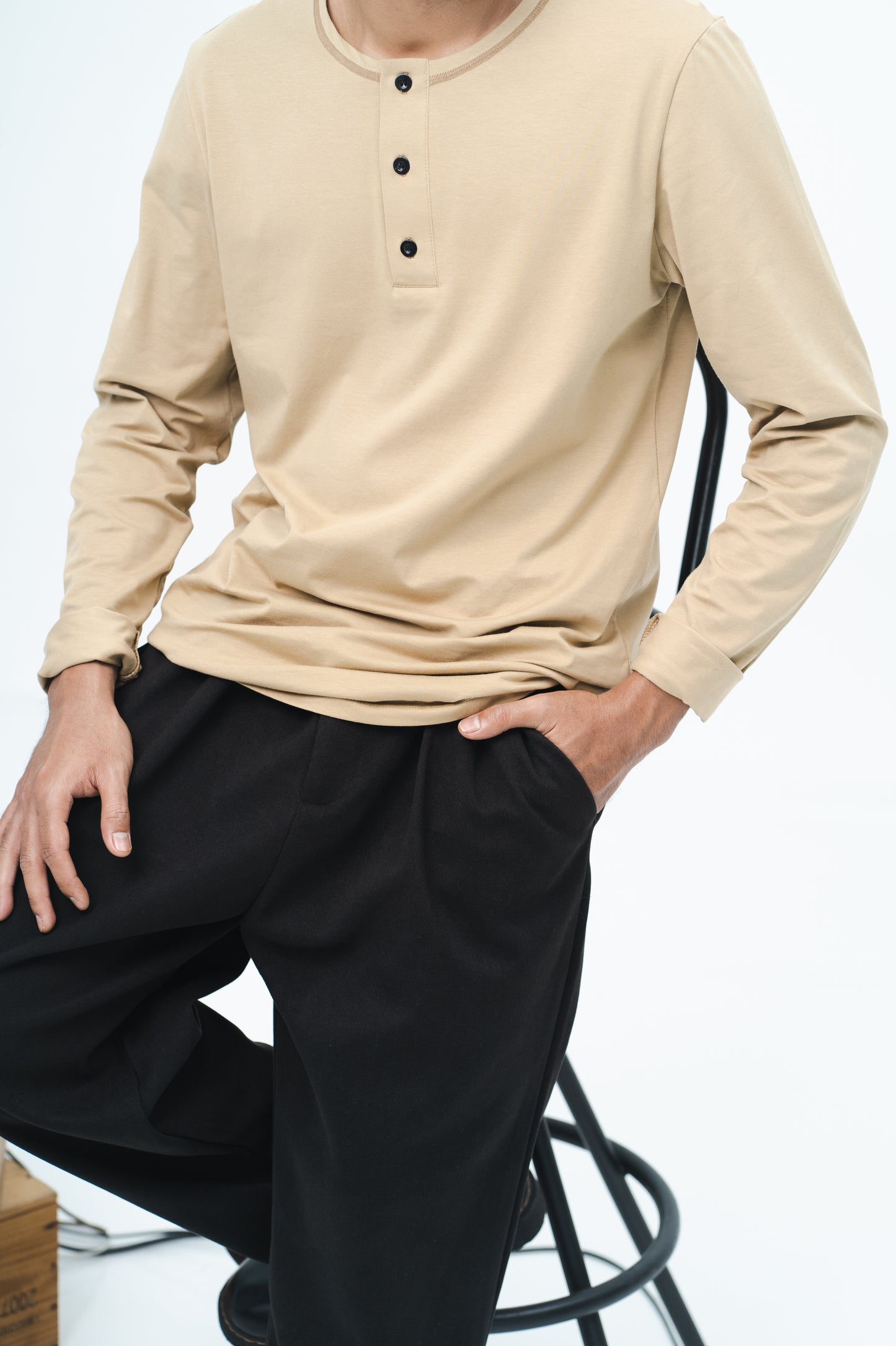 Muzn Men Kurta in Khaki