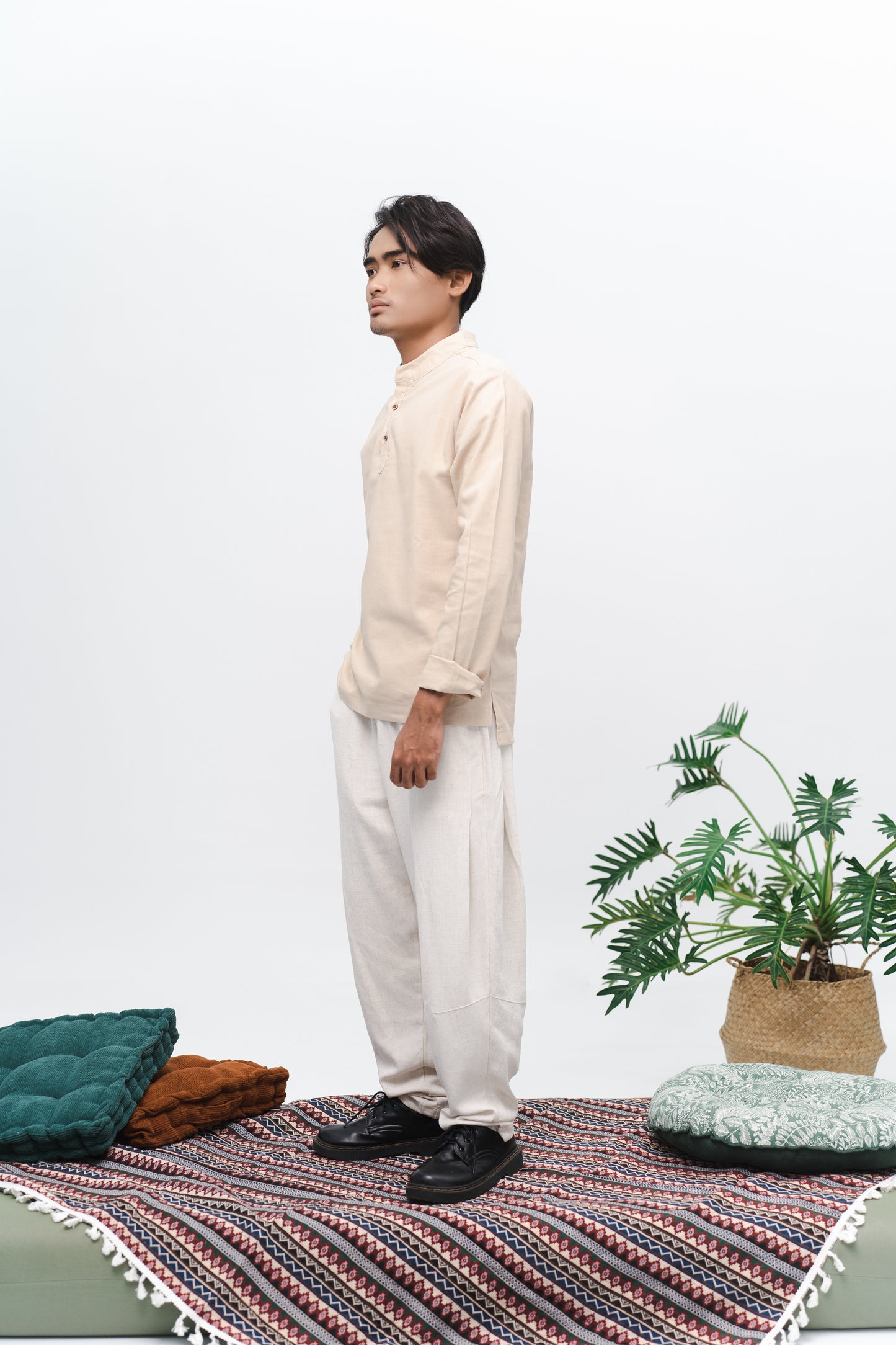 Aswab Men Kurta Shirt in Cream