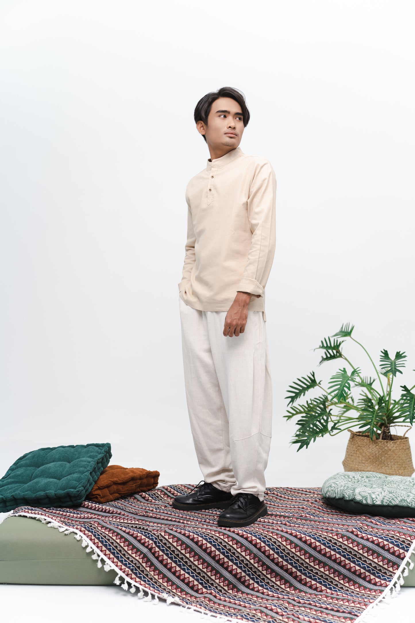 Aswab Men Kurta Shirt in Cream