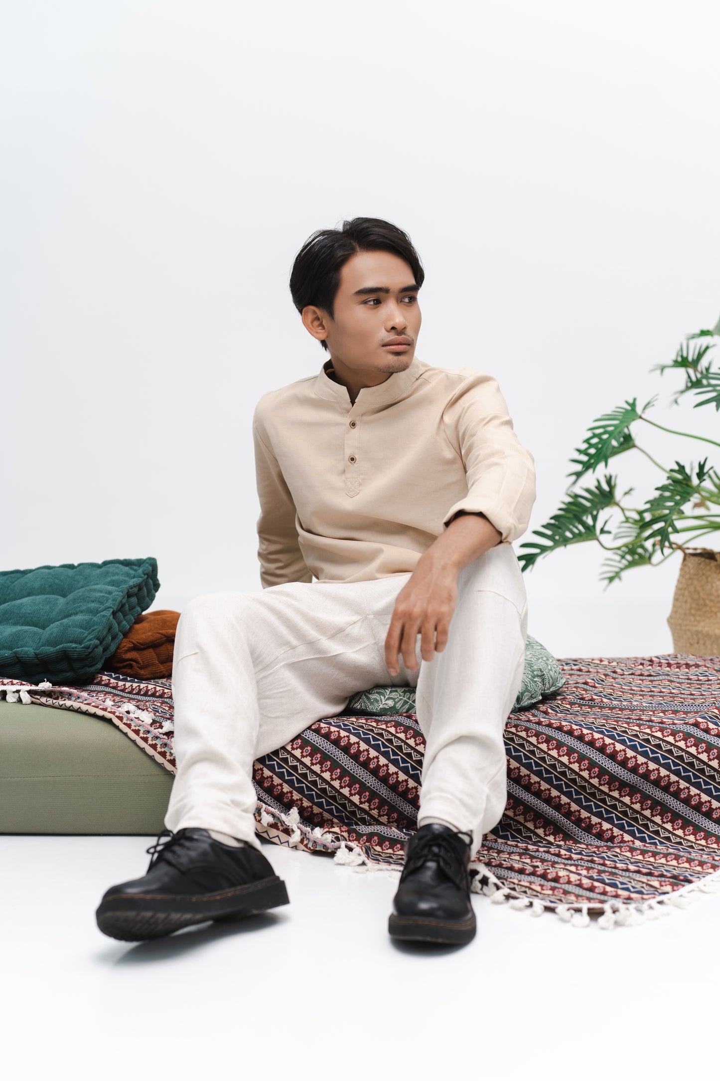 Aswab Men Kurta Shirt in Cream