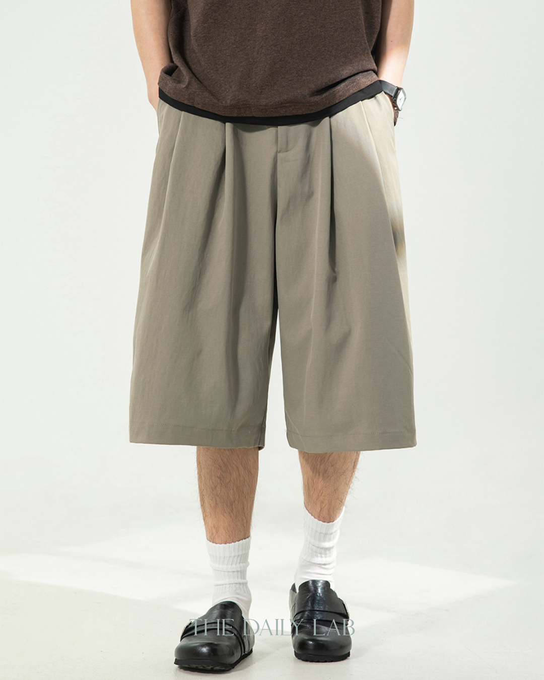Balance Pleat Shorts in Khaki
