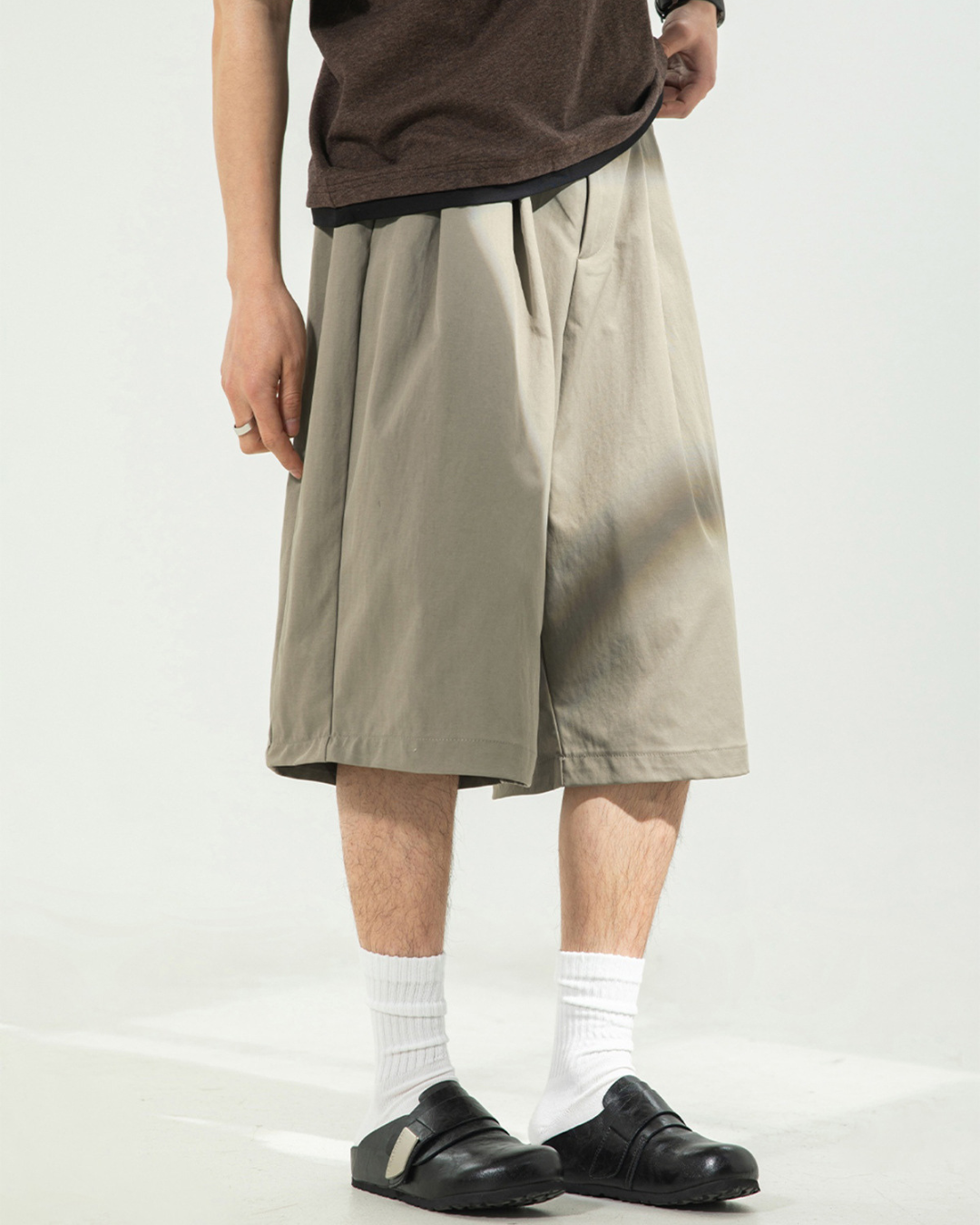 Balance Pleat Shorts in Khaki